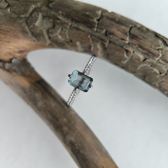 Серебряное кольцо с топазом Лондон Блю 1.093ct