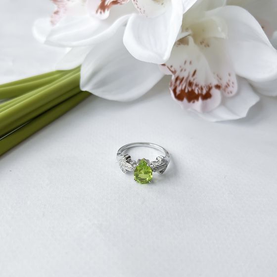 Silver ring with chrysolite 4.177ct, phianites