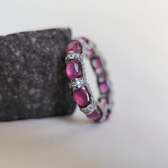 Серебряное кольцо с рубином 8.664ct, фианитами