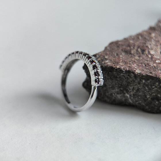 Серебряное кольцо с гранатом