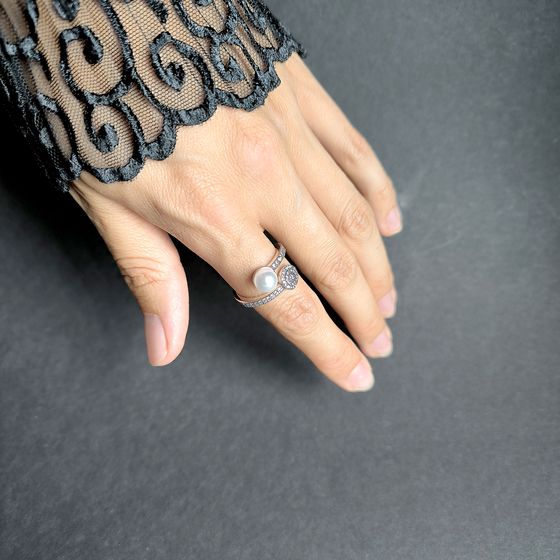 Серебряное кольцо с жемчугом, фианитами