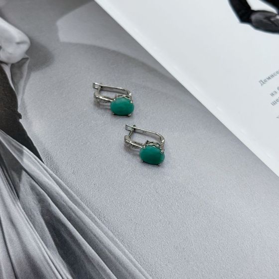 Silver earrings with a 4.782-carat emerald and cubic zirconia