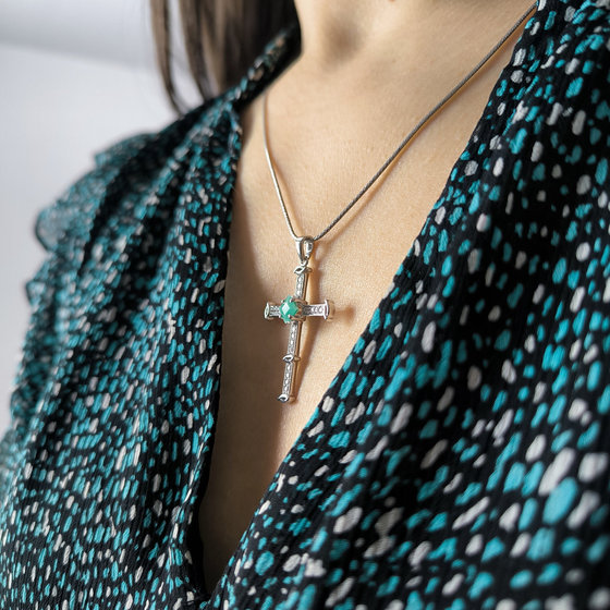 Серебряный крестик с изумрудом, фианитами