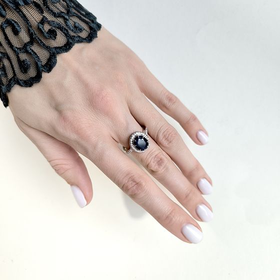 Срібна каблучка з сапфіром 3.81ct, фіанітами
