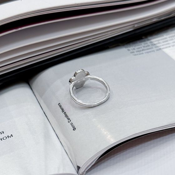 Серебряное кольцо с малахитом, фианитами