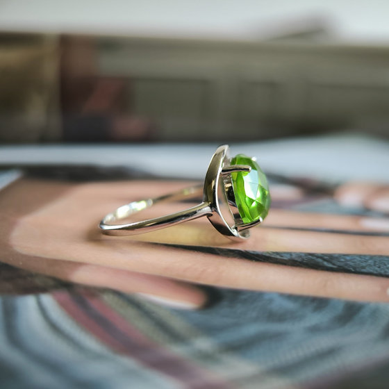 Серебряное кольцо с хризолітом 3.287ct