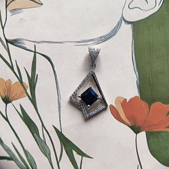 Серебряная подвеска с сапфиром 1.859ct, фианитами