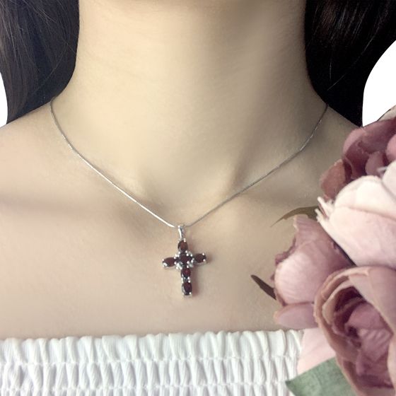 Серебряный крестик с гранатом