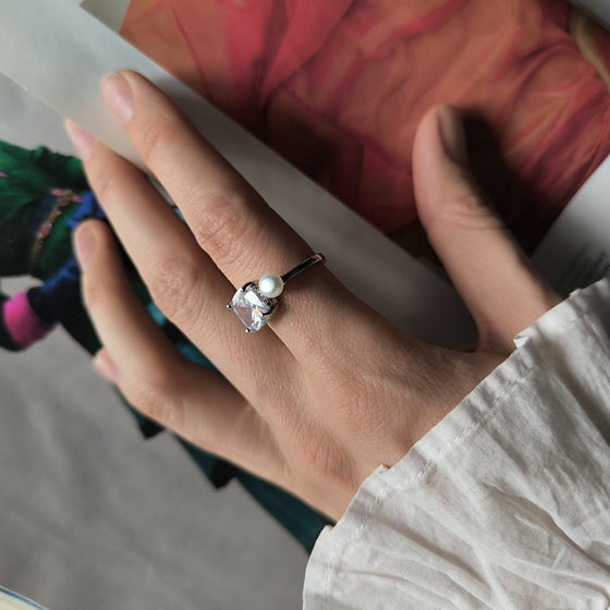 Серебряное кольцо с жемчугом, фианитами