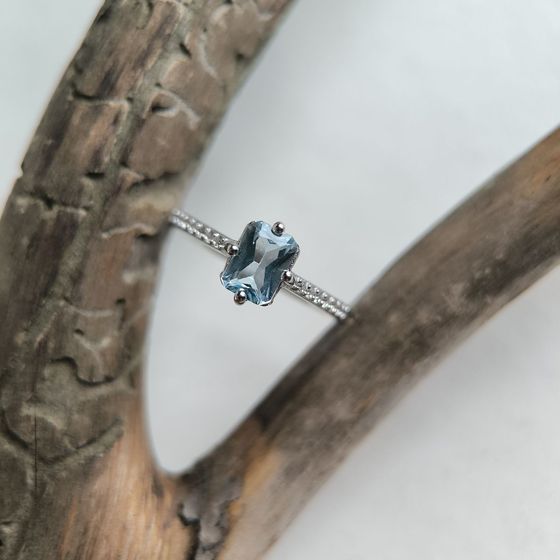 Sterling silver ring with topaz 1.402ct, phianites