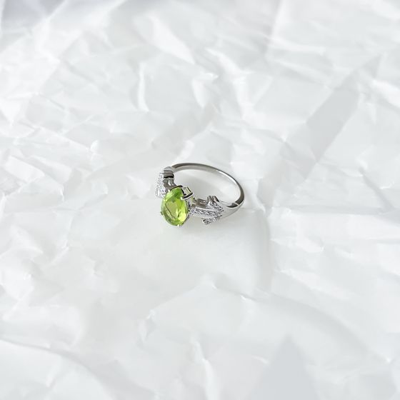Silver ring with chrysolite 4.177ct, phianites