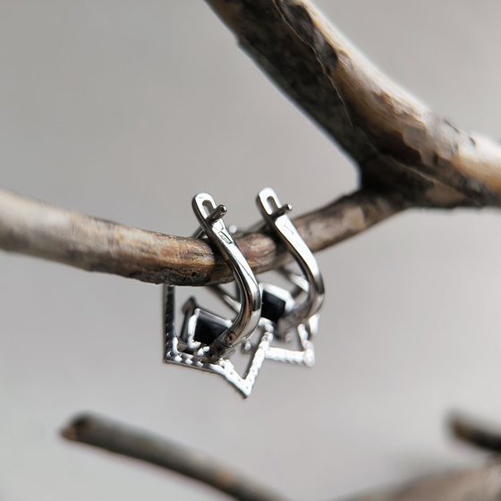 Серебряные серьги с сапфиром 3.344ct, фианитами