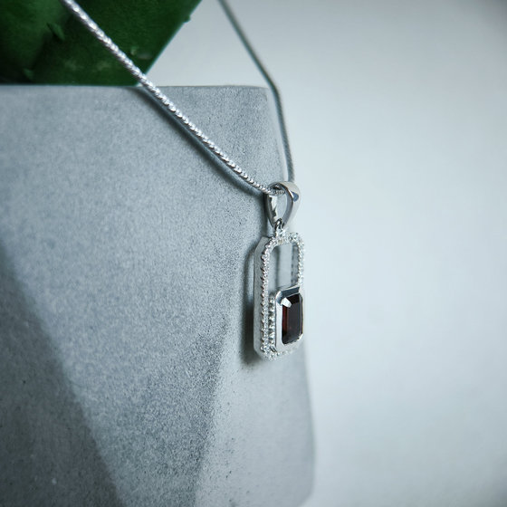 Серебряная подвеска с гранатом 1.588ct