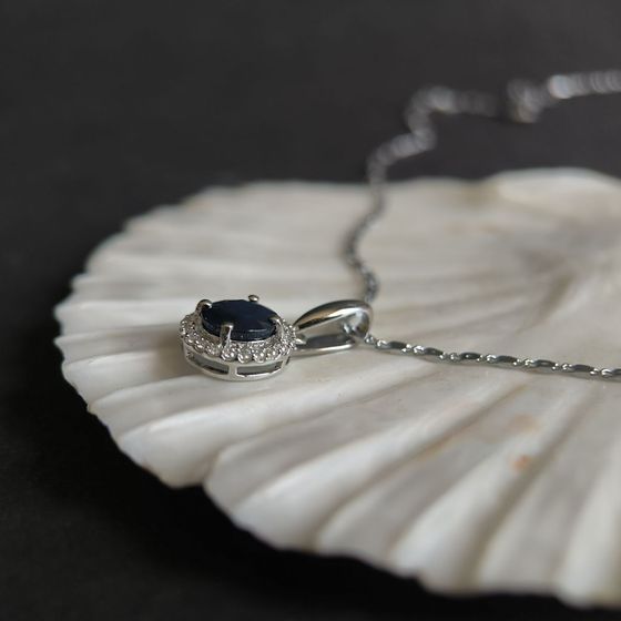Sterling silver pendant with 2.995ct sapphire, fianites