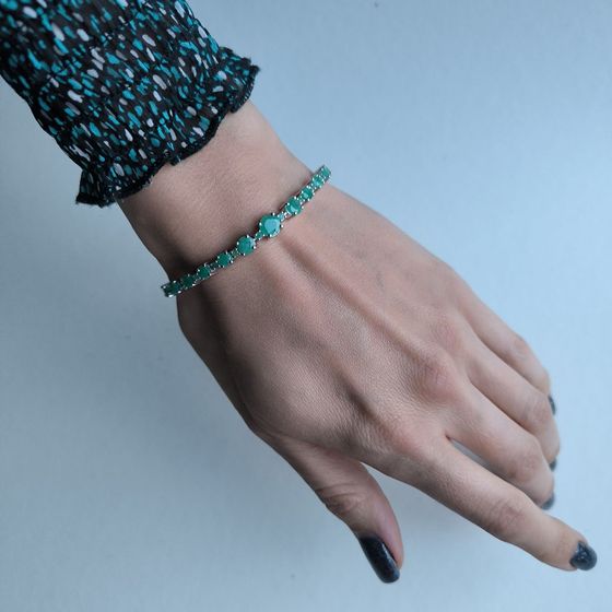 Silver bracelet with a 7.303-carat emerald
