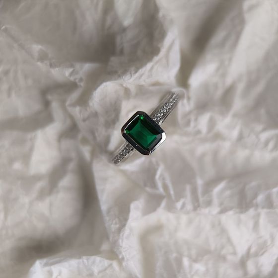Silver ring with a 1.045-carat emerald