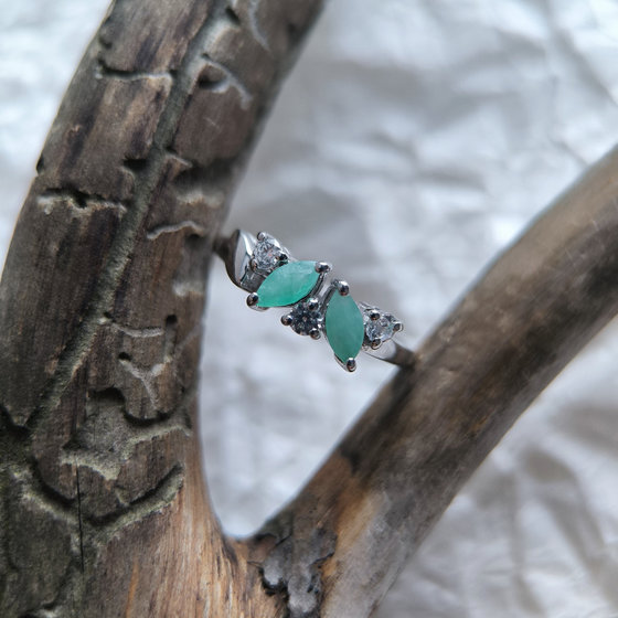 Серебряное кольцо с изумрудом 0.8ct