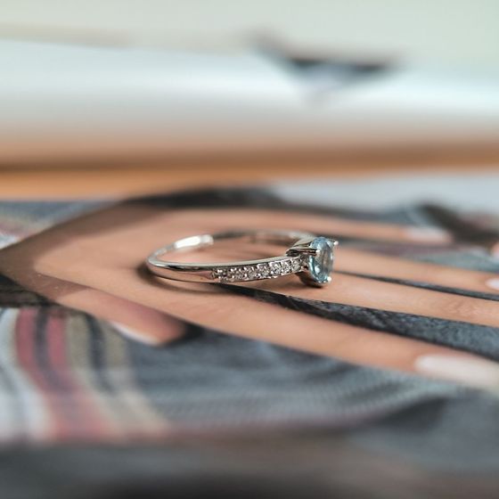 Серебряное кольцо с топазом 0.749ct, фианитами