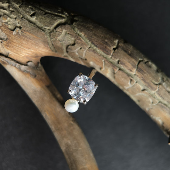 Серебряное кольцо с жемчугом, фианитами