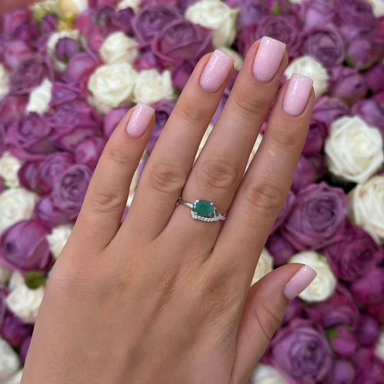 Серебряное кольцо с изумрудом, фианитами