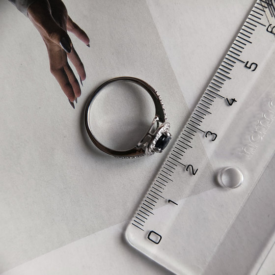 Серебряное кольцо с сапфиром, фианитами