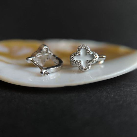 Silver earrings with yemallu