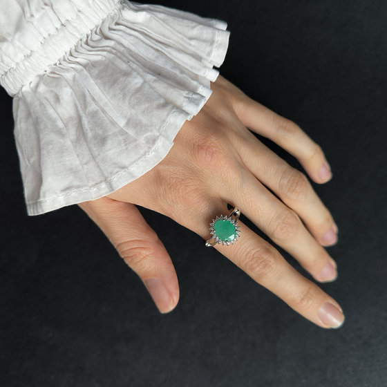 Silver ring with a 2.836-carat emerald and cubic zirconia