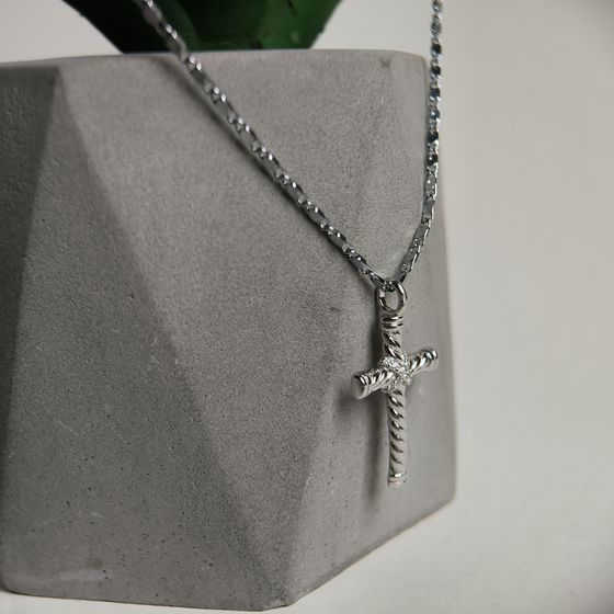 Серебряный крестик без камней