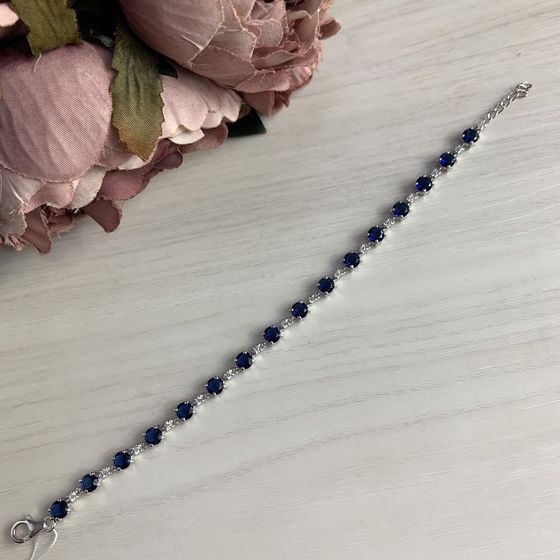 Silver bracelet with a 6.43-carat nano sapphire