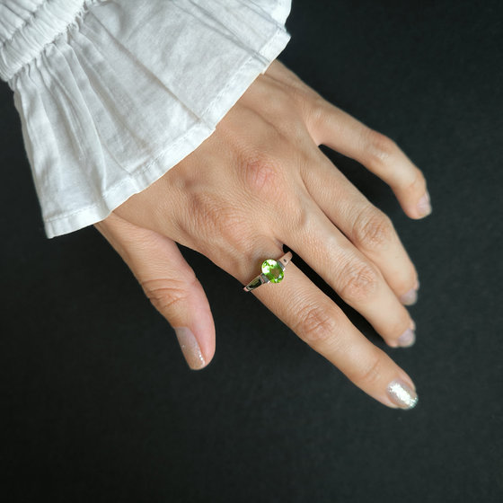 Серебряное кольцо с хризолітом 1.04ct