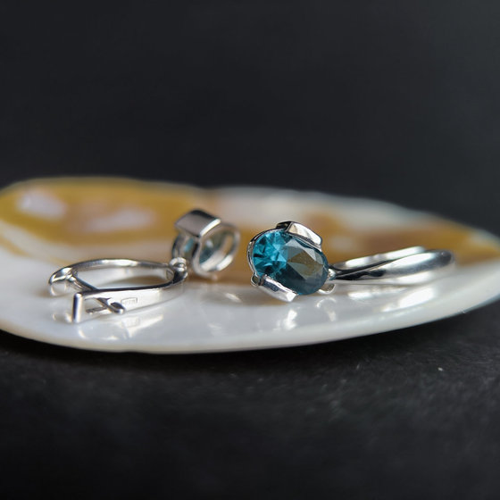 Серебряные серьги с топазом Лондон Блю 1.65ct