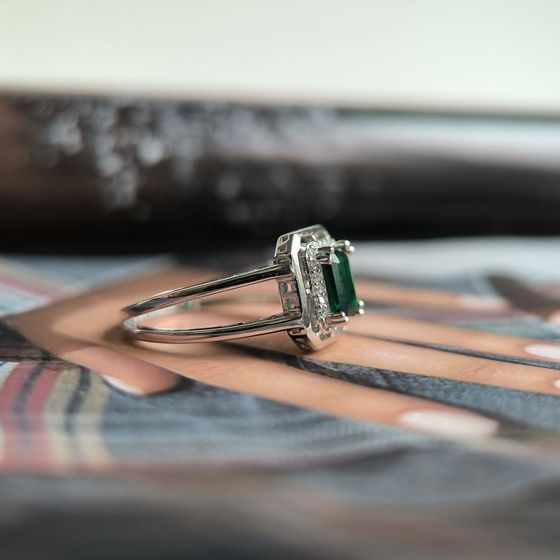Silver ring with a 1.067-carat emerald