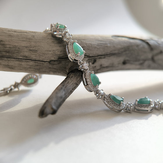 Серебряный браслет с изумрудом 7.445ct