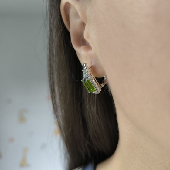 Silver earrings with chrysolite