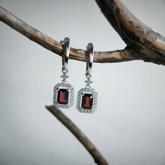Серебряные серьги с гранатом 3.251ct