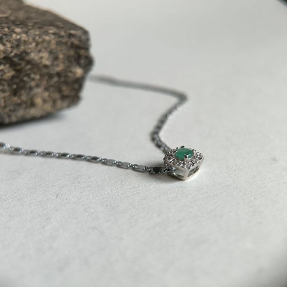 Серебряная подвеска с изумрудом, фианитами