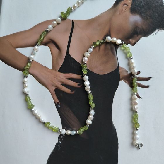 Silver necklace with baroque pearls, chrysolite