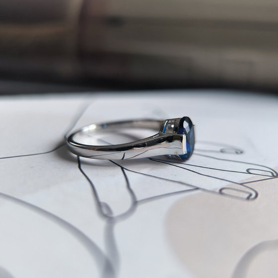 Серебряное кольцо с сапфиром nano 0.907ct
