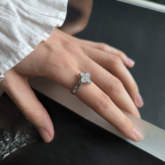 Серебряное кольцо с фианитами