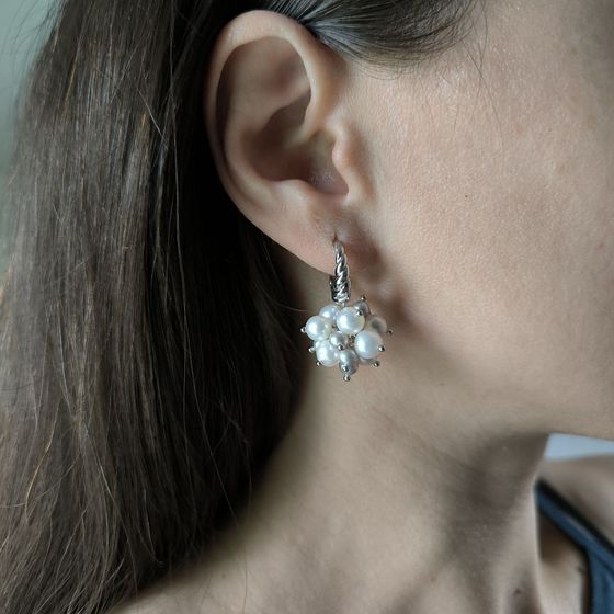 Silver earrings with pearls