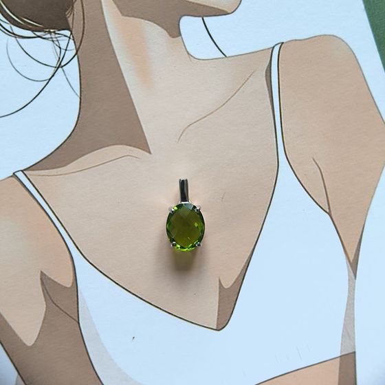 Silver pendant with a 2.338-carat chrysolite