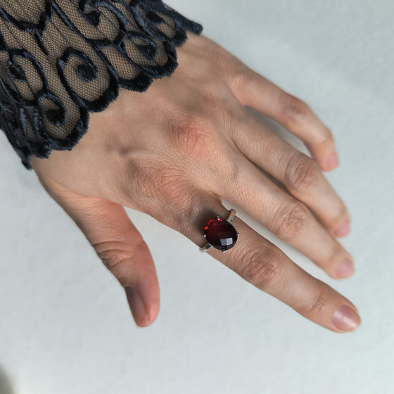 Silver ring with garnet nano