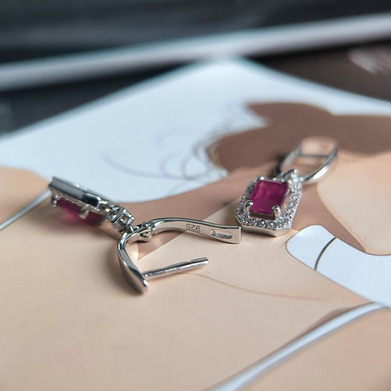 Серебряные серьги с рубином 3.754ct, фианитами