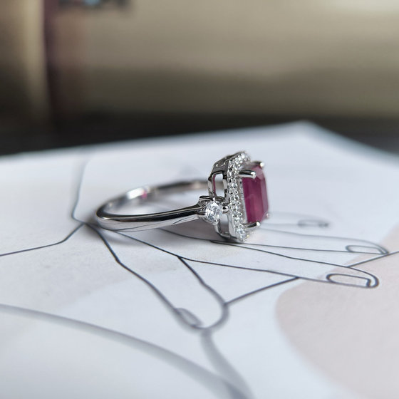 Серебряное кольцо с рубином, фианитами