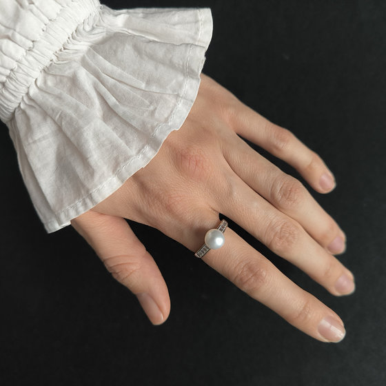 Серебряное кольцо с жемчугом, фианитами