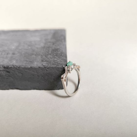 Silver ring with emerald 0.626ct, phianites