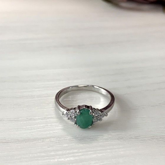 Silver ring with a 1.155-carat emerald