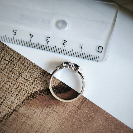 Серебряное кольцо с сапфиром, фианитами