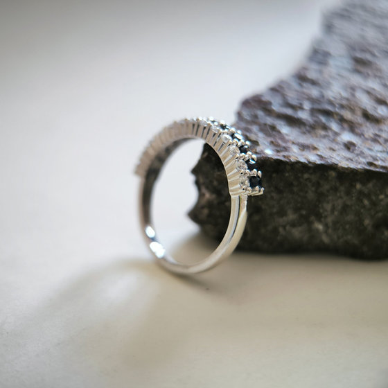 Серебряное кольцо с сапфиром, фианитами