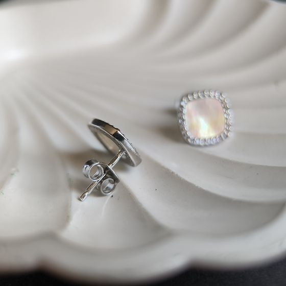 Silver earrings with mother-of-pearl